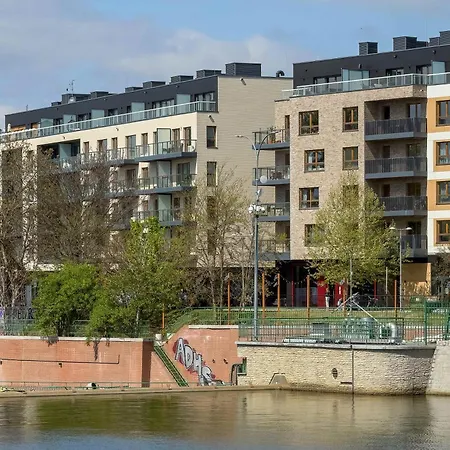 아파트 Air Conditioned In Center By The River With Parking By Renters