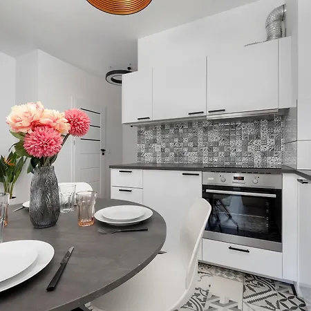 Air Conditioned In Center By The River With Parking By Renters Wrocław