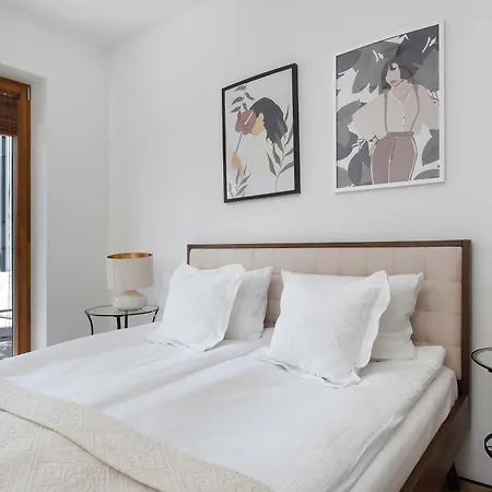 Air Conditioned In Center By The River With Parking By Renters Apartman
